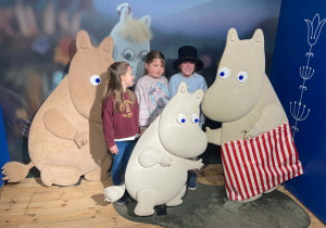 Na zdjęciu uczennice na wystawie "Muminki: drzwi są zawsze otwarte".