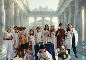 uczniowie w roli greckich bogów