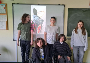 Uczniowie podczas prezentacji swojego skeczu.