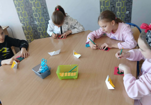 Uczniowie podczas warsztatów z edukacji regionalnej poświęconych Łodzi.