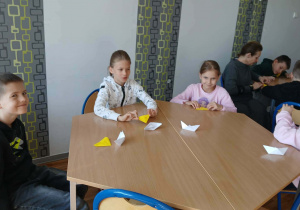 Uczniowie podczas warsztatów z edukacji regionalnej poświęconych Łodzi.