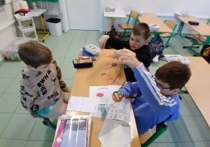 Ucznowie podczas lekcji, na której poznawali budowę i funkcjonowanie układów w ciele człowieka.