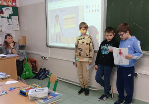 Uczniowie prezentujący swoje prace.