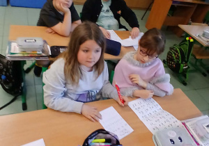 Ucznowie podczas lekcji, na której poznawali budowę i funkcjonowanie układów w ciele człowieka.
