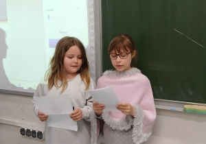 Uczennice prezentujące swoje prace.
