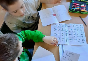 Ucznowie podczas lekcji, na której poznawali budowę i funkcjonowanie układów w ciele człowieka.