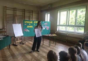 autorka czytająca fragment swojej książki