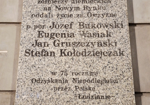 Tablica upamiętniająca poległych w walkach o niepodległość na Placu Wolności.