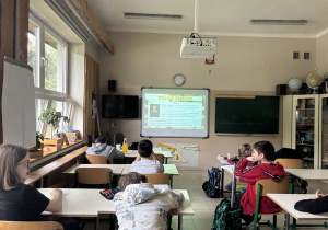 Uczniowie podczas lekcji projektowej.