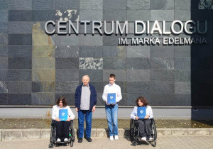 Uczniowie wraz z nauczycielem na tle Centrum Dialogu imienia Marka Edelmana.
