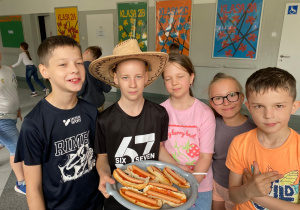 Uczniowie podczas degustacji hot-dogów.