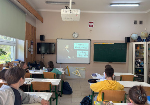 Uczniowie podczas lekcji o Henryku Sienkiewiczu.