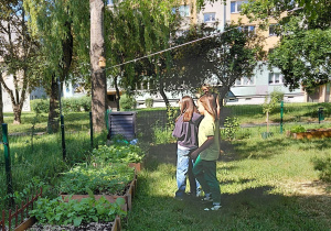 uczniowie klasy 4 b podczas spaceru