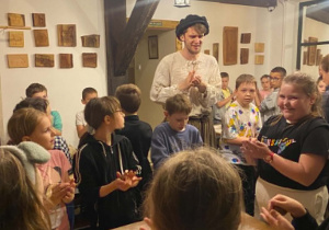 Uczniowie podczas warsztatów piernikarskich.