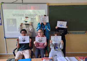 uczniowie z kartami pracy