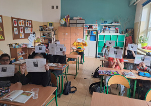 uczniowie z kartami pracy