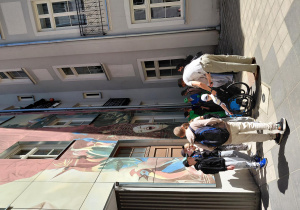 uczniowie podczas spaceru ulicą Piotrkowską