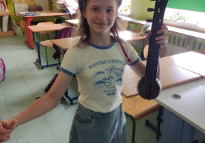 Uczennica z afrykańskim instrumentem.
