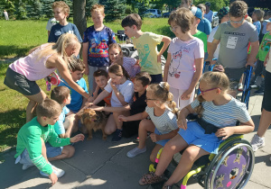 Uczniowie z suczką Luną.