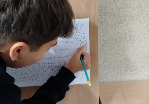 uczeń podczas wykonywania kropkowych zadań