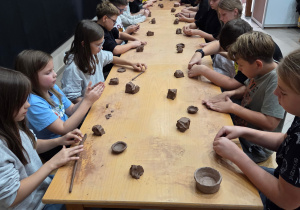 Uczniowie na warsztatach ceramicznych