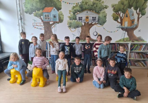 uczniowie klasy II w bibliotece publicznej