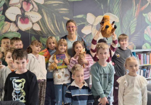 uczniowie klas II a i II b wraz z autorką