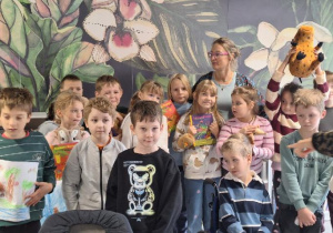 uczniowie klas II a i II b wraz z autorką