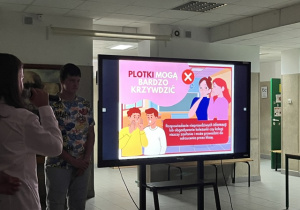 Slajd z prezentacji na temat plotek