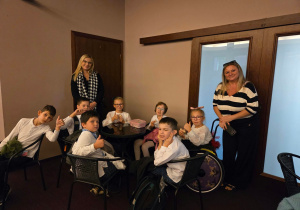 Klasa 4 a wraz z opiekunami w Teatrze Muzycznym