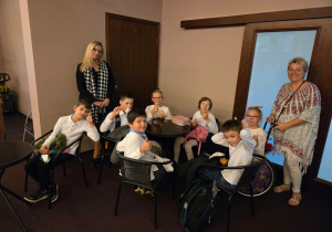 Klasa 4 a wraz z opiekunami w Teatrze Muzycznym