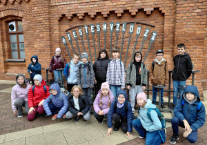 uczniowie klasy 4 b i 5 c przed Manufakturą