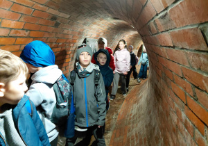 Uczniowie klasy 4 b i 5 c w Muzeum Kanału "Dętka"