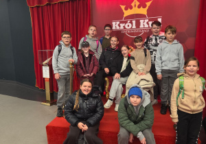 uczniowie klasy 5 b podczas wizyty na kręgielni