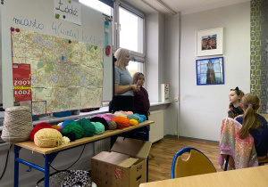 Pani prowadząca zajecia z rzemiosła artystycznego