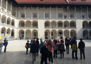 dziedziniec na Wawelu - grupa uczniów