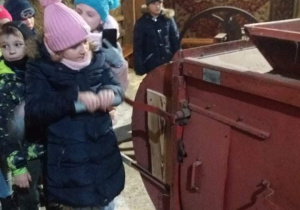 Dzieci poznaj ąstarą maszynę rolniczą - wejnię.
