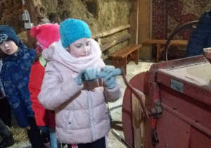 Dzieci poznają starą maszynę rolniczą - wejnię.
