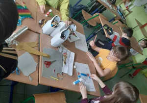 Uczniowie podczas robienia prac plastycznych