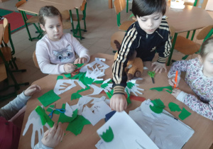 Dzieci podczas robienia pracy plastycznej