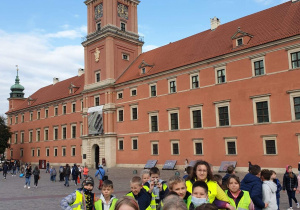 Uczniowie podczas zwiedzania Starego Miasta w Warszawie