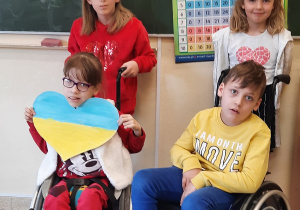 Uczniowie trzymają serce w barwach Ukrainy