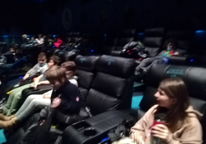 Uczniowie w sali kinowej