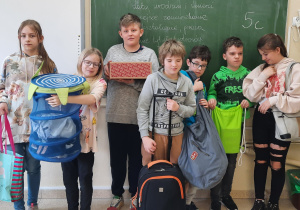 Zdjęcie uczniów ze śmiesznymi "plecakami"