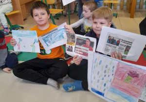 Uczniowie ze swoimi pracami plastycznymi - Kolaż z gazety