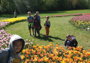 Dzieci w ogrodzie botanicznym