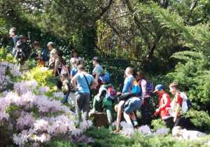 Dzieci w ogrodzie botanicznym