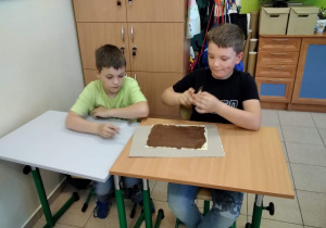 Uczniowie podczas robienia ciasteczek