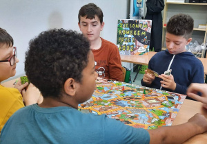 Uczniowie podczas lekcji z wykorzystaniem gier edukacyjnych