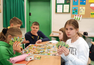 Uczniowie podczas lekcji z wykorzystaniem gier edukacyjnych